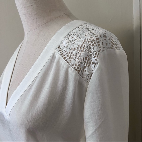 EXPRESS | White blouse top with lace details. Size Medium. - Picture 4 of 5